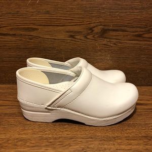 Dansko white leather clogs slip on comfort shoes womens size 37 (6.5-7) sneakers